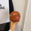 Mini Basketball-Münzgeldbörse aus PU-Leder mit modischem goldenem Ketten-Umhängeriemen - Braun