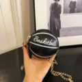Kleine Basketball-Umhängetasche aus schwarzem PU-Leder mit goldener Kette für Kinder - Schwarz
