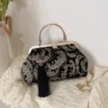 Elegante pochette da sera nera ricamata a fiori con nappa e catena dorata - Nero
