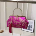 Elegante pochette da sera fucsia con ricamo floreale dorato e lunga nappa di seta. - Rosso rosa