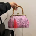 Vintage Handtasche mit rosa Paisley-Muster, Bambusgriff, Goldverschluss und Quaste - Rosa
