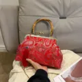 Vintage-Clutch in Rot mit Paisley-Muster, Bambusgriff und dekorativer roter Quaste - Rot