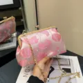 Elegante rosa bestickte Blumentasche mit Vintage-Verschluss und goldener Metallkette - Lotos Rosa