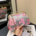 Elegante graue Umhängetasche mit rosa Blumenstickerei und einer feinen goldenen Kette - Lotus Grau
