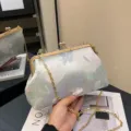 Elegante Tasche mit Blumenstickerei und Klippverschluss sowie goldener Kette für Damen - Blau Großes Blumenmuster