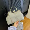Elegante bolso de concha bordado con cierre de perla y correa de cadena dorada - Verde