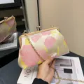 Elegante Vintage-Schalentasche mit rosa Blumenstickerei und goldener Kette für Damen - Große Blume Rosa