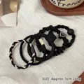Set mit 5 schwarzen elastischen Haarbändern mit Herz- und Smiley-Motiv, 5 cm Durchmesser - 5er-Pack / Schwarz