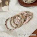 Hochwertiges Set aus elastischen Haargummis in Beige und Rosa mit Herz- und Smiley-Anhängern - 5er-Pack / Kaffee