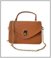 Vista detallada del bolso bandolera de cuero marrón con elegante cadena dorada fina - Naranja