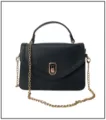 Detalle de bolso negro de cuero granulado con elegante cadena y cierre dorado - Negro