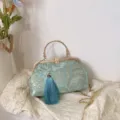 Elegante borsa da sera ricamata in azzurro con nappa e tracolla a catena dorata - Azzurro