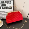 Elegante rood fluwelen gestreepte clutch met goudkleurig handvat en metalen ketting - Rood