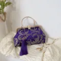 Elegante borsa da sera ricamata viola con chiusura dorata e lunga nappa di seta - Viola