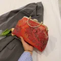 Elegante rote Vintage-Abendtasche mit Stickerei in Muschelform für festliche Anlässe - Rot