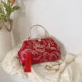 Elegante pochette da sera rossa con ricami floreali dorati, nappa e catena d'oro - Rosso
