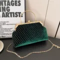 Smaragdgroene fluwelen schelptas met gouden stippen en een metalen kettingriem - Groen