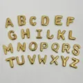 Primo piano di ciondoli a lettera in stile palloncino placcati in oro, ideali per gioielli diy. - Lettera A / Oro