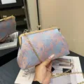 Elegante Muscheltasche mit blauer Blumenstickerei auf Rosa und einer goldenen Kette. - Khaki
