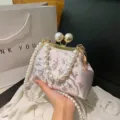 Borsa da sera ricamata rosa stile Qipao con elegante manico di perle e chiusura dorata - Rosa