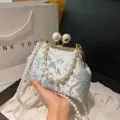 Elegante pochette a conchiglia ricamata con manico in perle e catena di perle lunga. - Blu