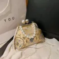 Elegante borsa da sera ricamata a conchiglia con manico in perle e broccato dorato - Oro