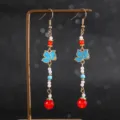 Vue détaillée de boucles d'oreilles vintage chinoises, papillons bleus et perles rouges. - Style Long Gland Perle Artificielle Papillon (E006-05)