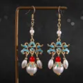 Gros plan de boucles d'oreilles pendantes de style chinois vintage avec des perles - Style Perle Nuage de Bon Augure (E006-01)