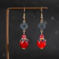 Boucles d'oreilles chinoises antiques avec perles rouges et émail bleu pour Hanfu - Style Pétale Doré avec Perle Rouge (E006-02)