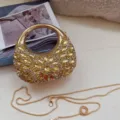 Detailansicht einer Mini-Abendtasche mit Strasssteinen, goldenem Rundgriff und Kette. - 13*5*12cm / Gold Stil 1