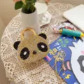 Dettaglio di una mini borsa a forma di panda con strass scintillanti e catena dorata - 12x5x14cm / Oro