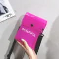 Detailansicht der neonpinken transparenten PVC-Gelee-Tasche mit weißem BEAUTIFUL-Druck - 13x18x5cm / Fuchsia