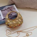 Detailansicht der luxuriösen goldenen Mondtasche mit Kristallen und Strass - 13*5*12cm / Gold Stil 2