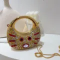 Nahaufnahme der Mini-Abendtasche in Mondform mit Goldsteinen und Kettenriemen - 13*5*12cm / Gold Stil 3