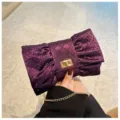 Pochette de soirée violette en forme de nœud avec strass étincelants et fermoir doré chic. - Violet