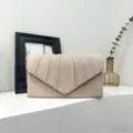 Elegante beige Abend-Clutch aus Wildleder mit Falten für Hochzeitsbankette und Partys - Plissierter Stil / Nude