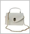 Vista frontal de un elegante bolso de mano blanco de cuero PU con una correa de cadena. - Blanco