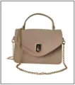 Detalle de un bolso bandolera de cuero PU beige con elegante cadena dorada - Caqui