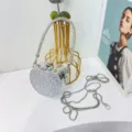 Dettaglio della pochette a cuore con strass scintillanti e catena d'argento - Argento Tondo Strass Scatola Mela