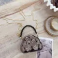 Détail d'un mini sac de soirée en acrylique en forme de nuage avec bandoulière dorée - Noir