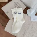Calcetines de mujer blanco crema con bonito diseño de perro gris y lazo azul elegante. - Talla única / Blanco Sólido