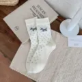 Calcetines de algodón a media pantorrilla para mujer en blanco crema con perro gris y lunares. - Talla única / Lunares