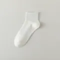 Chaussettes mi-hautes uni blanches en coton pour hommes, design respirant et confortable. - Blanc
