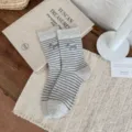 Calcetines de mujer grises a rayas con bordado de perro, algodón transpirable, variante de uso diario. - Talla única / Gris Rayado