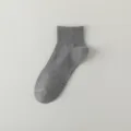Chaussettes mi-hautes uni pour hommes, chaussettes grises décontractées pour le printemps. - Gris Moyen