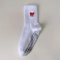 Calcetines de yoga blancos para mujer con bordado de lazo rojo y puntos antideslizantes. - Talla única / Blanco puro