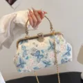 Elegante mintgrüne Muscheltasche mit Schmetterlingsstickerei und Goldkette - Blau
