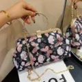 Elegante Damen Abendtasche mit Schmetterlingsstickerei und einer goldenen Kette - Schwarz