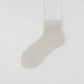 Leichte atmungsaktive Herren Sommer Netz-Kurzsocken aus Maulbeerseide in elegantem Beige. - Einheitsgröße / Beigegrau