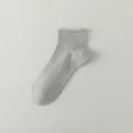 Chaussettes courtes unies en coton gris pour hommes avec bord côtelé confortable au quotidien. - Gris clair